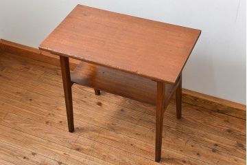 レトロ家具　アンティーク レトロなデザインのサイドテーブル(机)