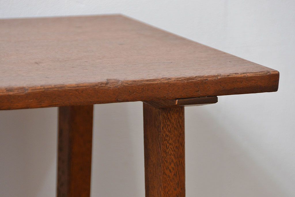 レトロ家具　アンティーク レトロなデザインのサイドテーブル(机)