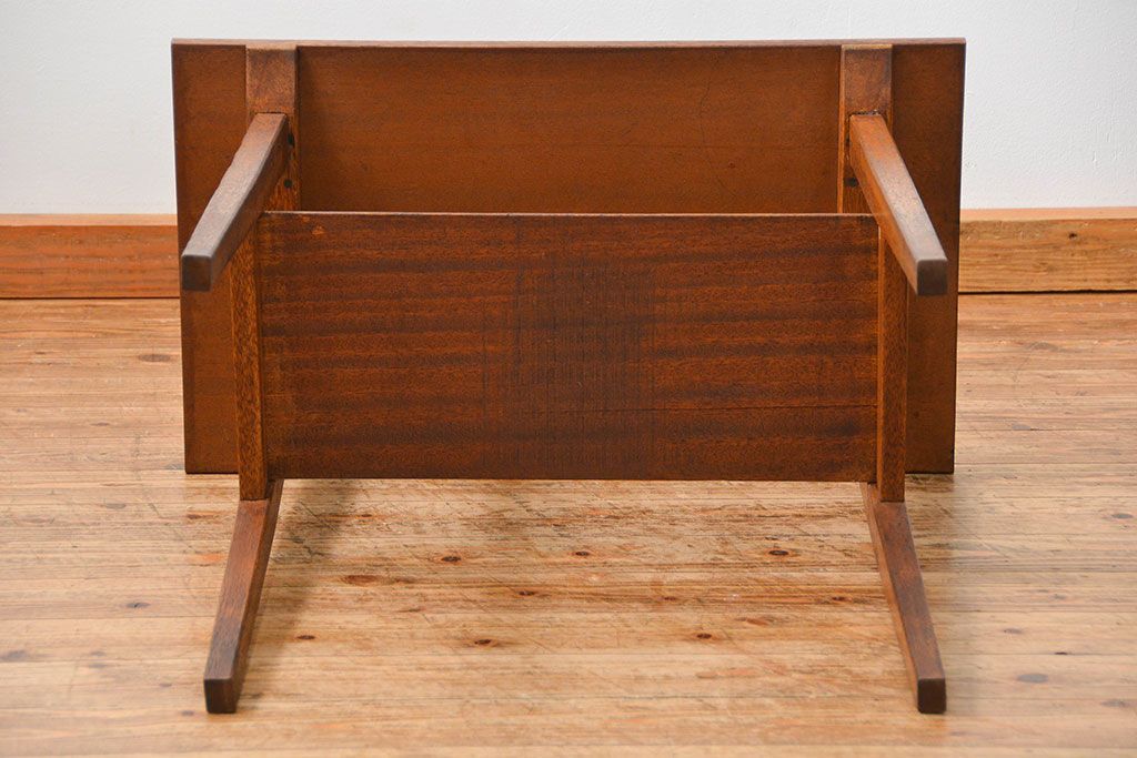 レトロ家具　アンティーク レトロなデザインのサイドテーブル(机)