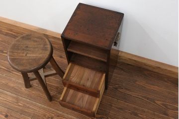 アンティーク家具　アンティーク 古い木の飾り棚付き二段小引き出し