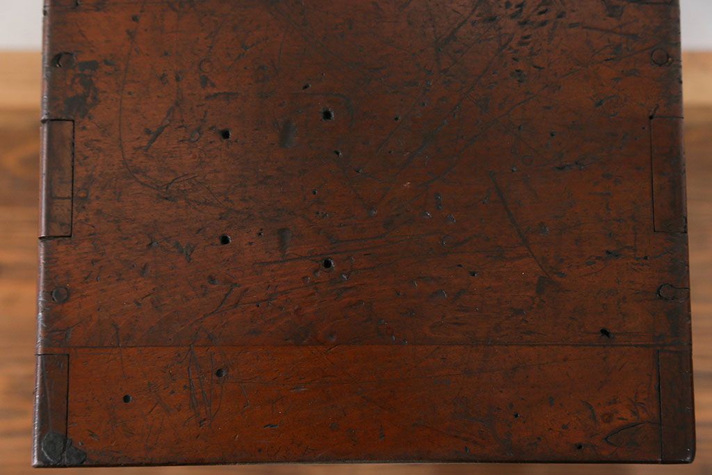 アンティーク家具　アンティーク 古い木の飾り棚付き二段小引き出し