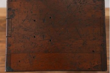 アンティーク家具　アンティーク 古い木の飾り棚付き二段小引き出し