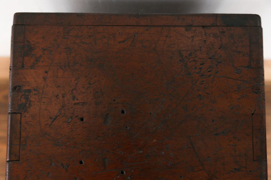 アンティーク家具　アンティーク 古い木の飾り棚付き二段小引き出し