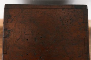 アンティーク家具　アンティーク 古い木の飾り棚付き二段小引き出し