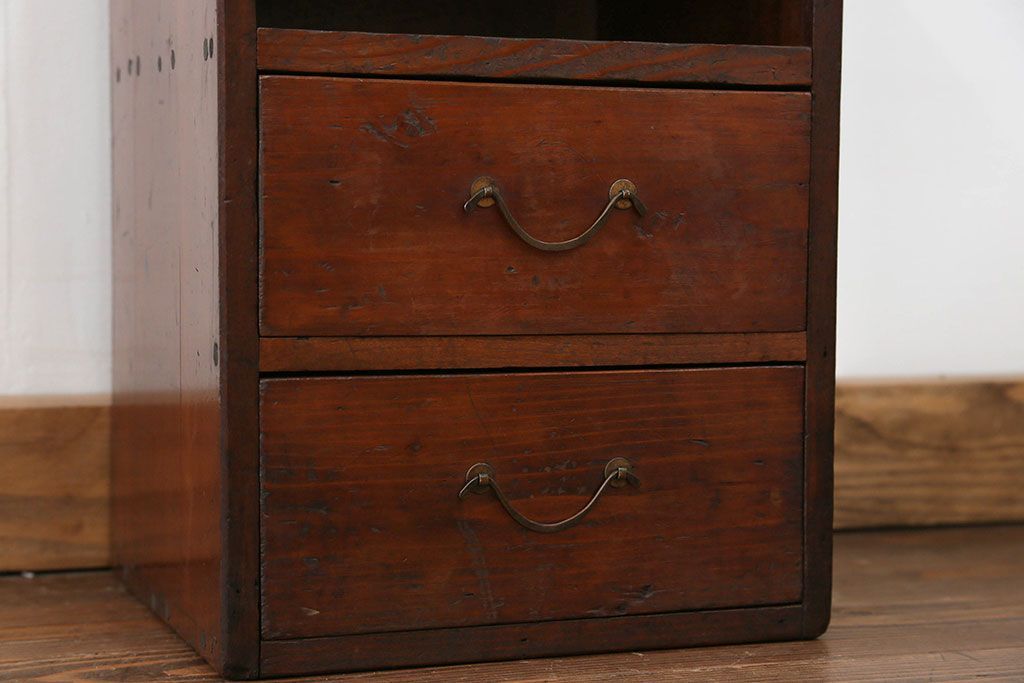 アンティーク家具　アンティーク 古い木の飾り棚付き二段小引き出し