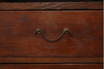 アンティーク家具　アンティーク 古い木の飾り棚付き二段小引き出し