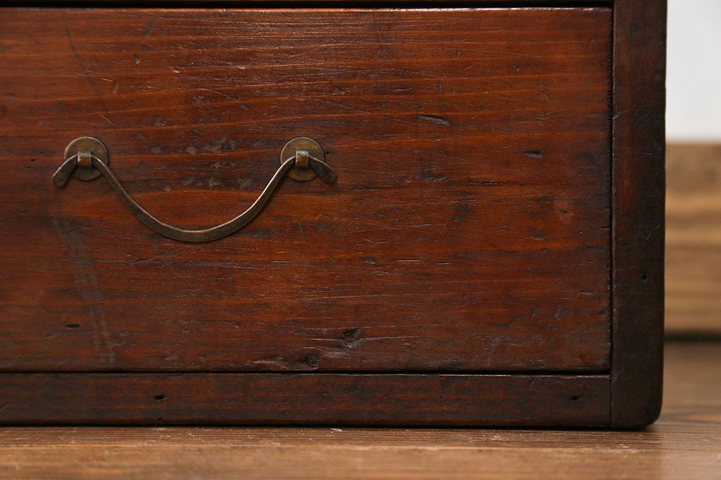 アンティーク家具　アンティーク 古い木の飾り棚付き二段小引き出し