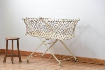 アンティーク家具　フランスアンティーク　小振りなフォールディングベビーベッド