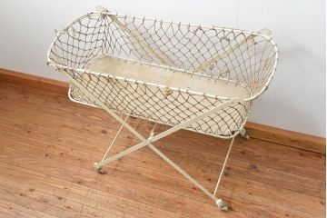 アンティーク家具　フランスアンティーク　小振りなフォールディングベビーベッド