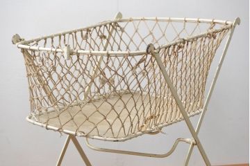 アンティーク家具　フランスアンティーク　小振りなフォールディングベビーベッド