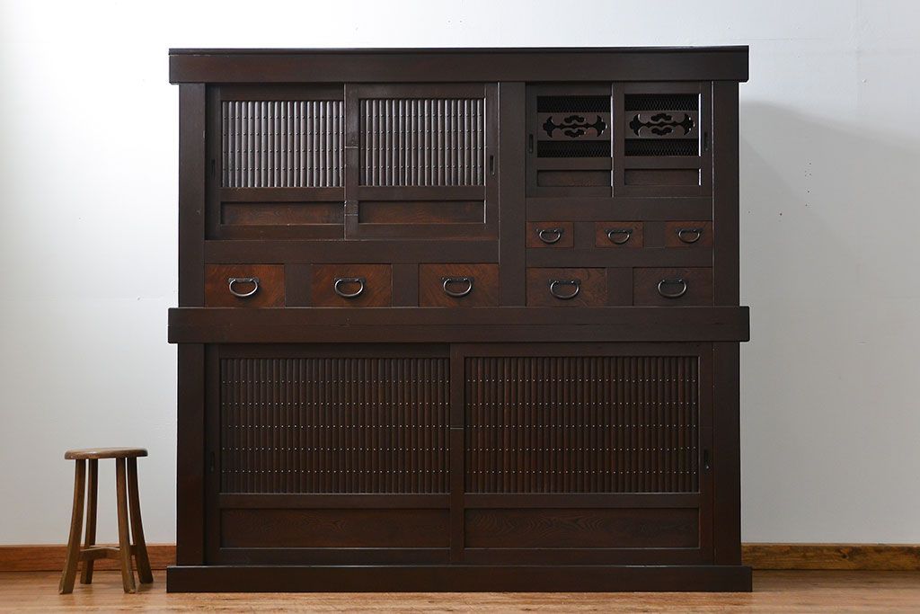 アンティーク家具　アンティーク 丸桟仕上げのモダンな6尺水屋箪笥 (キャビネット、食器棚、戸棚)
