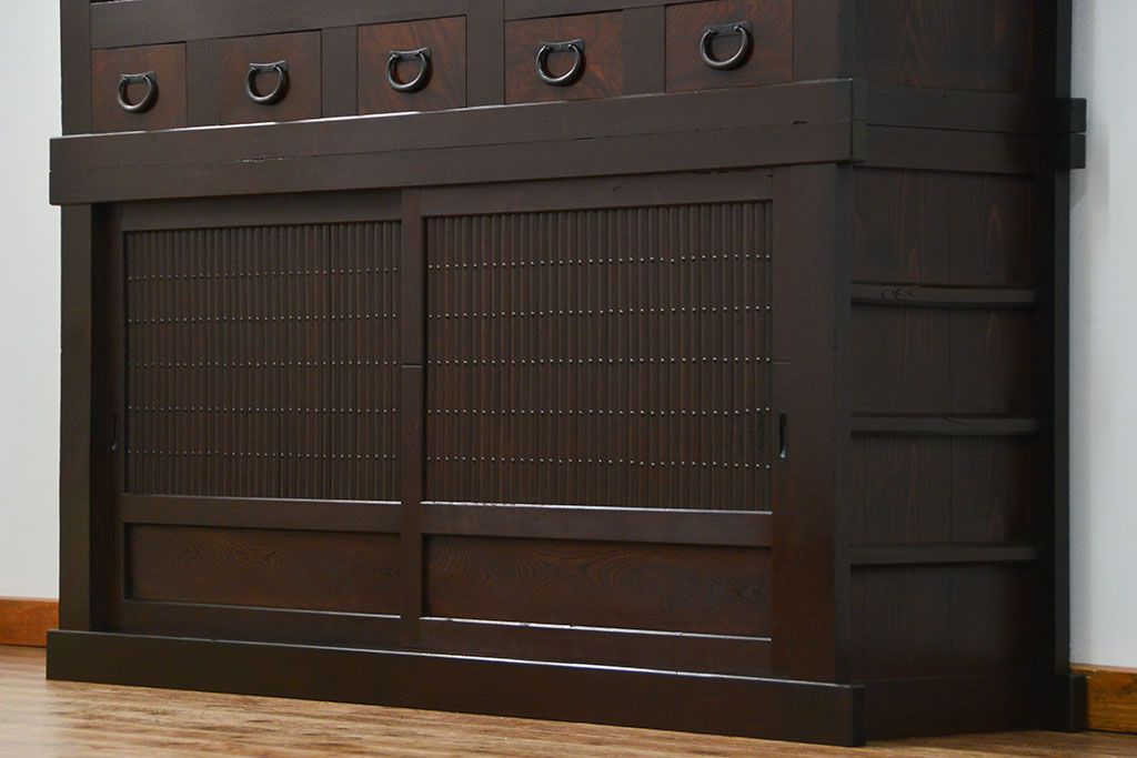 アンティーク家具　アンティーク 丸桟仕上げのモダンな6尺水屋箪笥 (キャビネット、食器棚、戸棚)