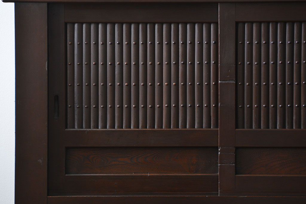 アンティーク家具　アンティーク 丸桟仕上げのモダンな6尺水屋箪笥 (キャビネット、食器棚、戸棚)