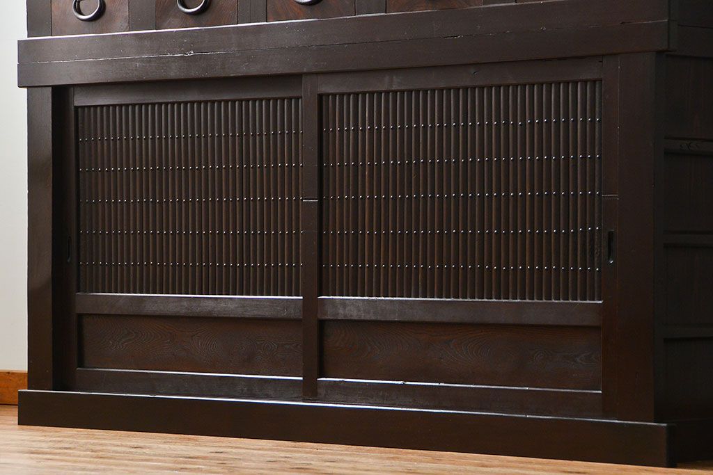 アンティーク家具　アンティーク 丸桟仕上げのモダンな6尺水屋箪笥 (キャビネット、食器棚、戸棚)