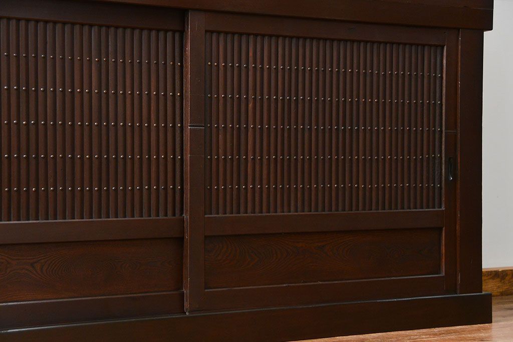 アンティーク家具　アンティーク 丸桟仕上げのモダンな6尺水屋箪笥 (キャビネット、食器棚、戸棚)