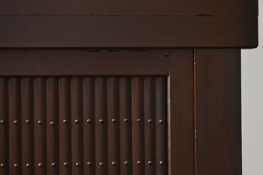 アンティーク家具　アンティーク 丸桟仕上げのモダンな6尺水屋箪笥 (キャビネット、食器棚、戸棚)