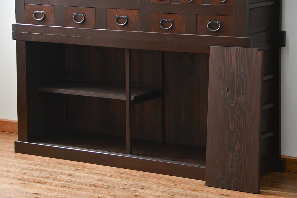 アンティーク家具　アンティーク 丸桟仕上げのモダンな6尺水屋箪笥 (キャビネット、食器棚、戸棚)