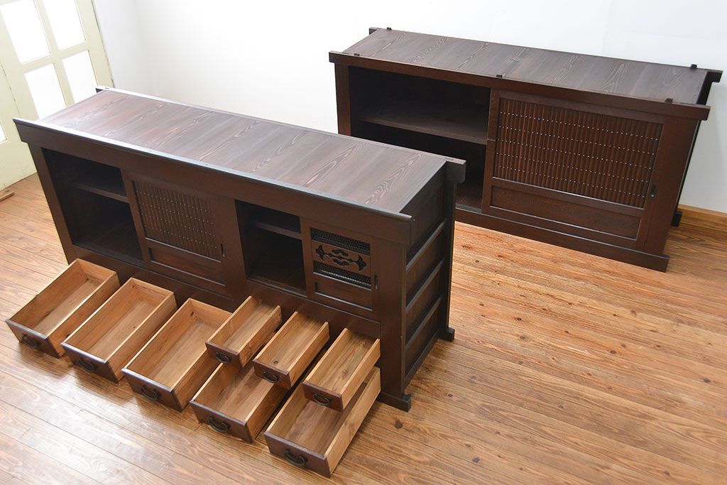 アンティーク家具　アンティーク 丸桟仕上げのモダンな6尺水屋箪笥 (キャビネット、食器棚、戸棚)