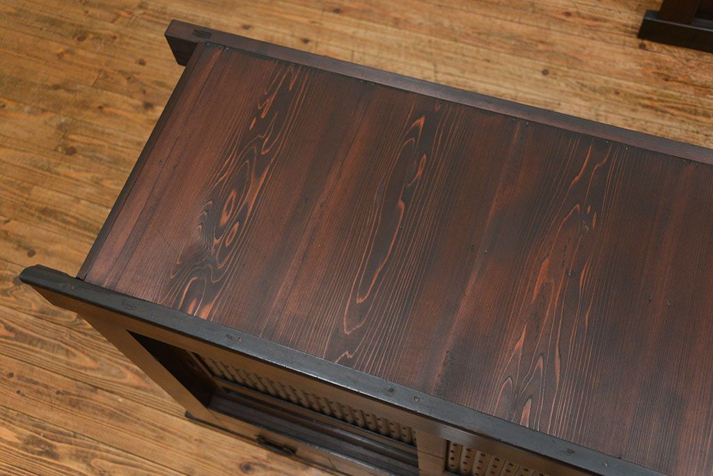 アンティーク家具　アンティーク 丸桟仕上げのモダンな6尺水屋箪笥 (キャビネット、食器棚、戸棚)