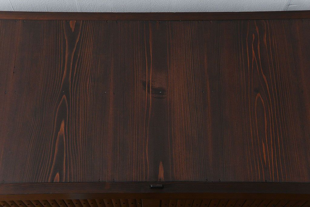 アンティーク家具　アンティーク 丸桟仕上げのモダンな6尺水屋箪笥 (キャビネット、食器棚、戸棚)