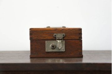 アンティーク雑貨　昭和レトロ 古いナラ材の小さな印鑑箱 (収納箱)