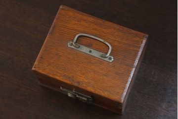 アンティーク雑貨　昭和レトロ 古いナラ材の小さな印鑑箱 (収納箱)