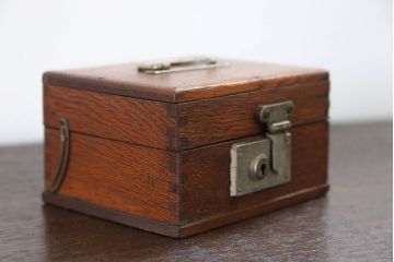 アンティーク雑貨　昭和レトロ 古いナラ材の小さな印鑑箱 (収納箱)