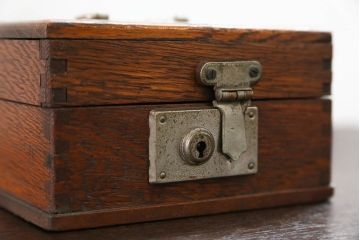 アンティーク雑貨　昭和レトロ 古いナラ材の小さな印鑑箱 (収納箱)