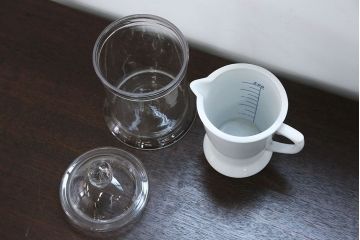 アンティーク雑貨　アンティーク 古いガラス瓶 白磁 計量カップ 2点セット