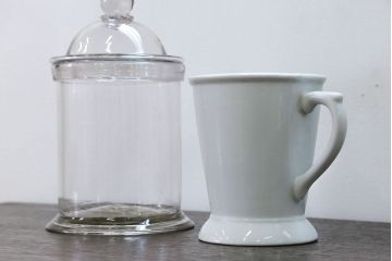 アンティーク雑貨　アンティーク 古いガラス瓶 白磁 計量カップ 2点セット