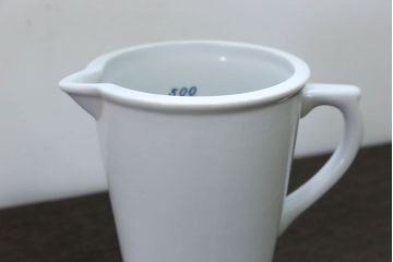 アンティーク雑貨　アンティーク 古いガラス瓶 白磁 計量カップ 2点セット