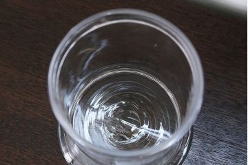 アンティーク雑貨　アンティーク 古いガラス瓶 白磁 計量カップ 2点セット