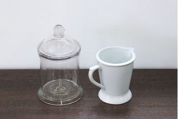 アンティーク雑貨　アンティーク 古いガラス瓶 白磁 計量カップ 2点セット