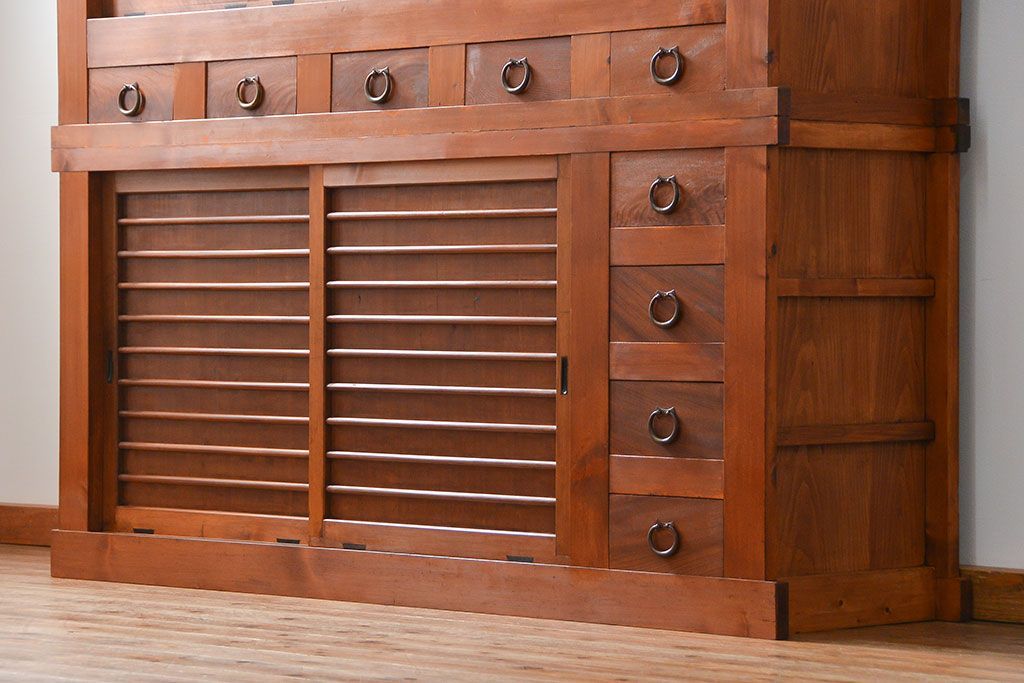 アンティーク家具　古民具・骨董 昇り引き出し付き!明るい色合いの六尺水屋箪笥 (食器棚、収納棚)