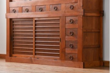 アンティーク家具　古民具・骨董 昇り引き出し付き!明るい色合いの六尺水屋箪笥 (食器棚、収納棚)