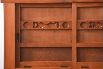 アンティーク家具　古民具・骨董 昇り引き出し付き!明るい色合いの六尺水屋箪笥 (食器棚、収納棚)