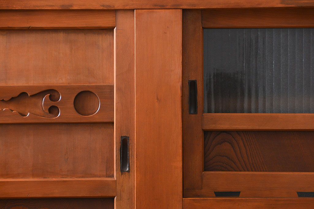 アンティーク家具　古民具・骨董 昇り引き出し付き!明るい色合いの六尺水屋箪笥 (食器棚、収納棚)