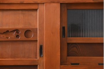 アンティーク家具　古民具・骨董 昇り引き出し付き!明るい色合いの六尺水屋箪笥 (食器棚、収納棚)