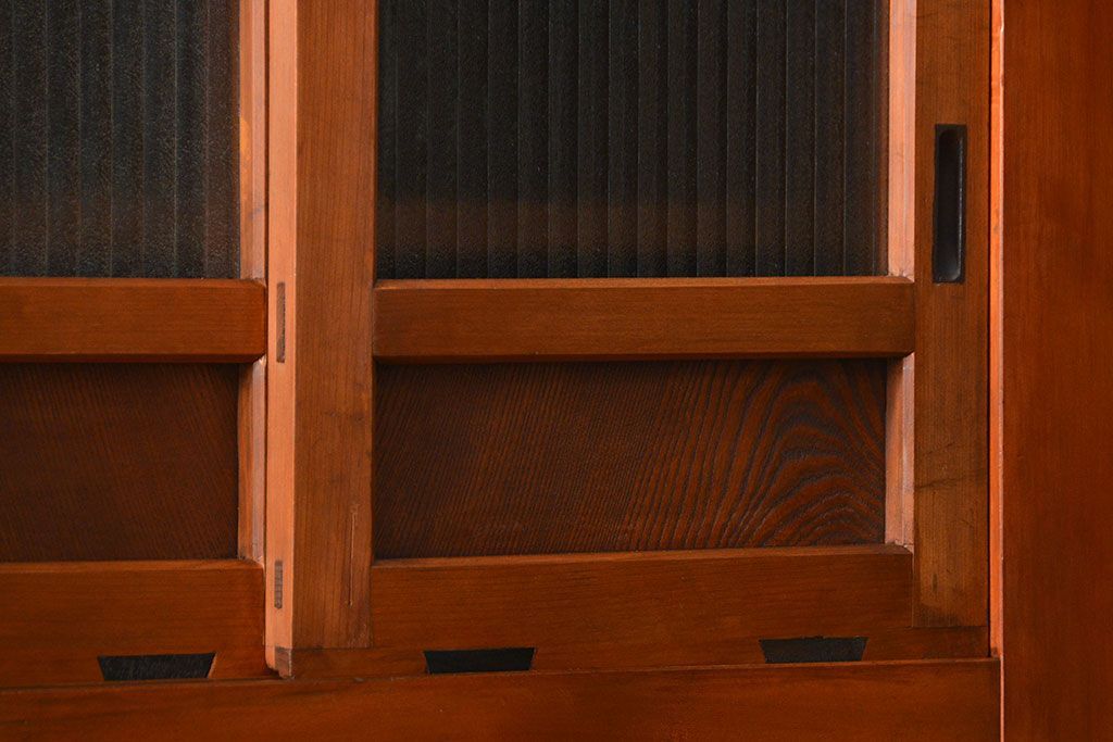 アンティーク家具　古民具・骨董 昇り引き出し付き!明るい色合いの六尺水屋箪笥 (食器棚、収納棚)