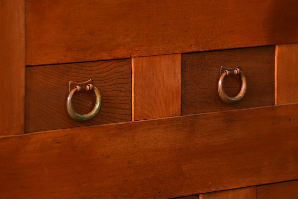 アンティーク家具　古民具・骨董 昇り引き出し付き!明るい色合いの六尺水屋箪笥 (食器棚、収納棚)