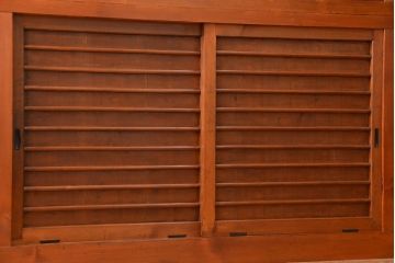 アンティーク家具　古民具・骨董 昇り引き出し付き!明るい色合いの六尺水屋箪笥 (食器棚、収納棚)