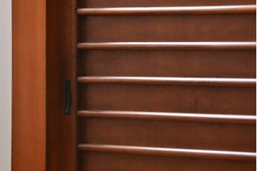 アンティーク家具　古民具・骨董 昇り引き出し付き!明るい色合いの六尺水屋箪笥 (食器棚、収納棚)