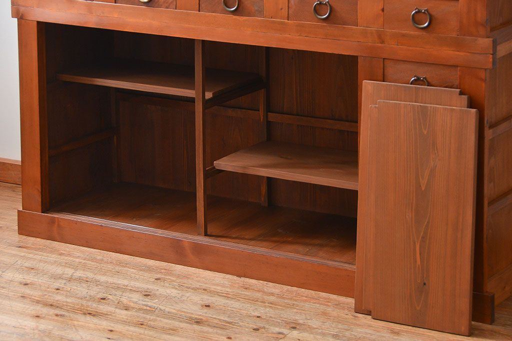 アンティーク家具　古民具・骨董 昇り引き出し付き!明るい色合いの六尺水屋箪笥 (食器棚、収納棚)