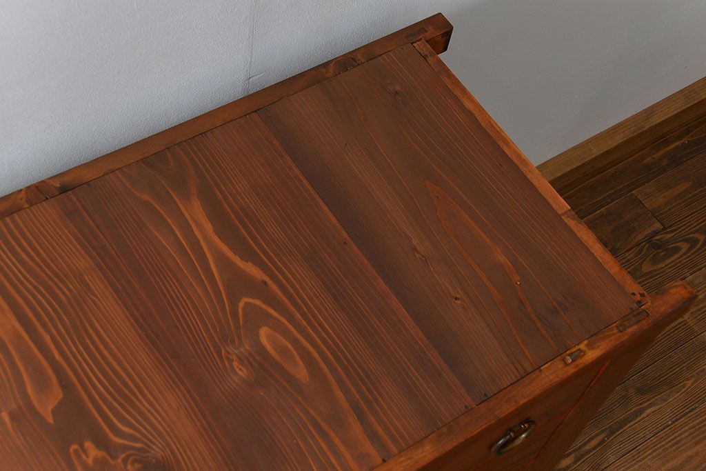 アンティーク家具　古民具・骨董 昇り引き出し付き!明るい色合いの六尺水屋箪笥 (食器棚、収納棚)