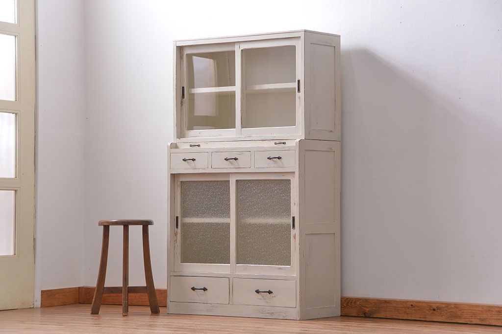 アンティーク家具　アンティークペイント　ダイヤガラス入りの小振りな食器棚(収納棚、戸棚)