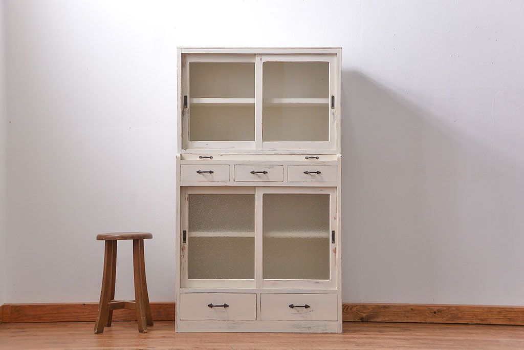 アンティーク家具　アンティークペイント　ダイヤガラス入りの小振りな食器棚(収納棚、戸棚)