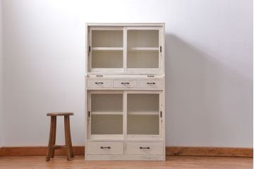 アンティーク家具　アンティークペイント　ダイヤガラス入りの小振りな食器棚(収納棚、戸棚)