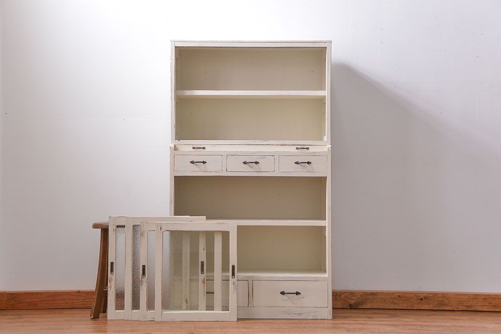 アンティーク家具　アンティークペイント　ダイヤガラス入りの小振りな食器棚(収納棚、戸棚)