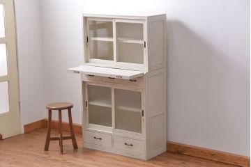 アンティーク家具　アンティークペイント　ダイヤガラス入りの小振りな食器棚(収納棚、戸棚)