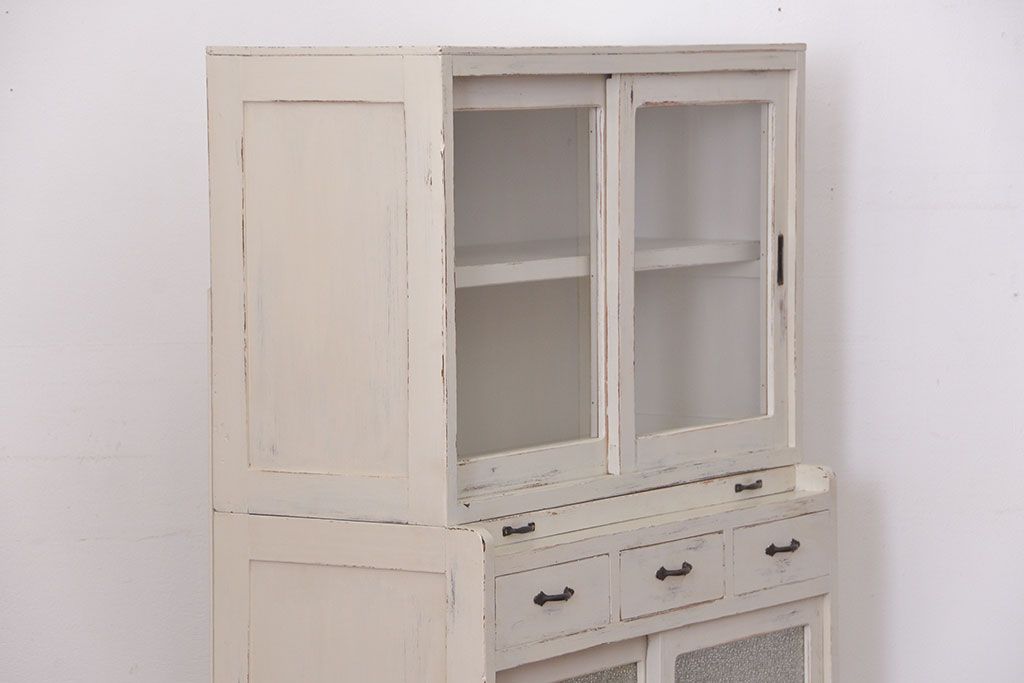 アンティーク家具　アンティークペイント　ダイヤガラス入りの小振りな食器棚(収納棚、戸棚)